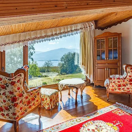 5 Bedroom Amazing Lake House *