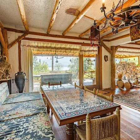 5 Bedroom Amazing Lake House *