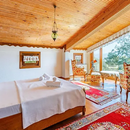 5 Bedroom Amazing Lake House